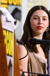 Hermione Corfield Unveils Pragmatic Chic at Comic-Con