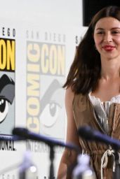 Hermione Corfield Unveils Pragmatic Chic at Comic-Con