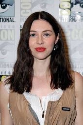 Hermione Corfield Unveils Pragmatic Chic at Comic-Con