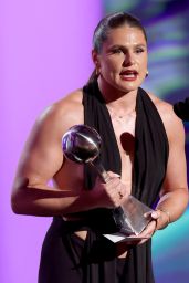 Ilona Maher’s Whiplash Minimalism at the 2025 ESPY Awards
