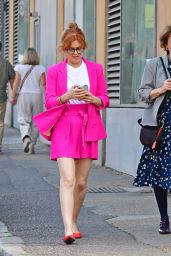Isla Fisher Debuts Raspberry Blazer Chic on London Theatre Night