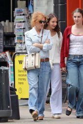 Isla Fisher Keeps It Casual-Chic in Primrose Hill Outing