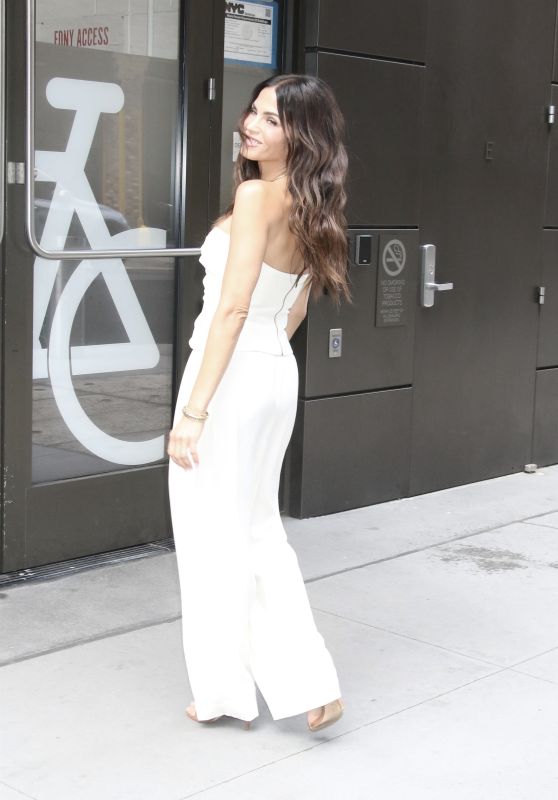 Jenna Dewan Glides into 