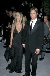 Jennifer Aniston Channels Noir Elegance at 2000 Vanity Fair Oscar Party