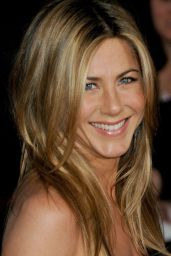 Jennifer Aniston Debuts Jet-Black Elegance at Marley & Me Premiere – 2008