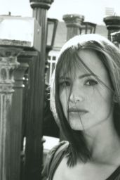 Jennifer Garner Channels Vintage Cool in Blue Midi for Pablo Serrano’s 2001 Shoot