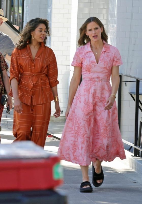 Jennifer Garner & Regina Hall Bring Summer Ease to “Five-Star Weekend” Set – LA, July 8, 2025