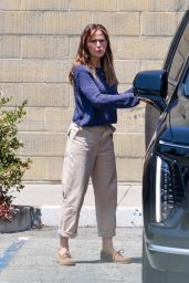 Jennifer Garner Unveils Casual Chic on 