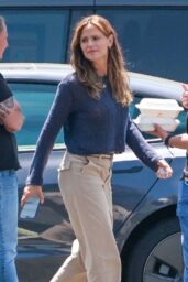 Jennifer Garner Unveils Casual Chic on 'Five Star Weekend' Set