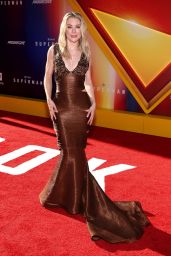 Jennifer Gunn Holland Shimmers in Bronze at "Superman" Premiere
