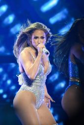 Jennifer Lopez Unleashes Crystal Couture at Madrid’s Movistar Arena