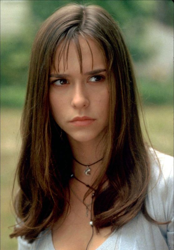 Jennifer Love Hewitt’s White Tank Terror in 1997 Slasher Promo