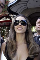 Jessica Alba’s Paris Street Style Sparks 2007 Autograph Frenzy