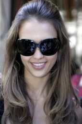 Jessica Alba’s Paris Street Style Sparks 2007 Autograph Frenzy