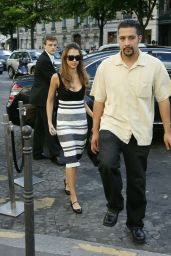 Jessica Alba’s Paris Street Style Sparks 2007 Autograph Frenzy