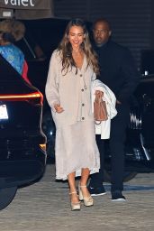 Jessica Alba Unveils Cozy-Chic for Nobu Dinner