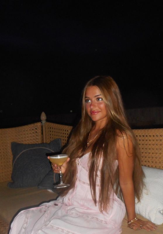 Juliah Molinari: Summer Style Versatility, From Sun-Kissed Lounging to City Chic