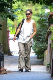 Katie Holmes Embraces Urban Ease in Baggy Neutrals – NYC, July 9, 2025