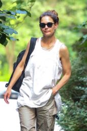 Katie Holmes Embraces Urban Ease in Baggy Neutrals – NYC, July 9, 2025