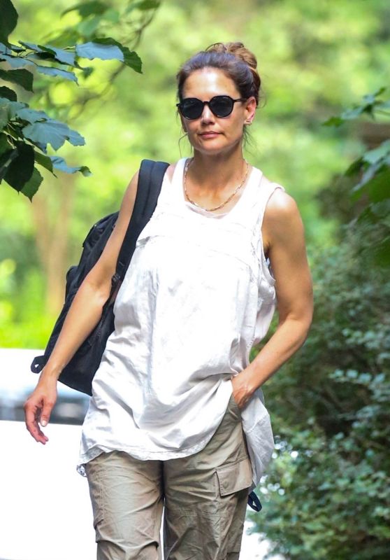 Katie Holmes Embraces Urban Ease in Baggy Neutrals – NYC, July 9, 2025