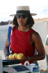Kelly Rowland Signs Autographs During Sunday Market Stroll – LA 2025
