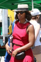 Kelly Rowland Signs Autographs During Sunday Market Stroll – LA 2025