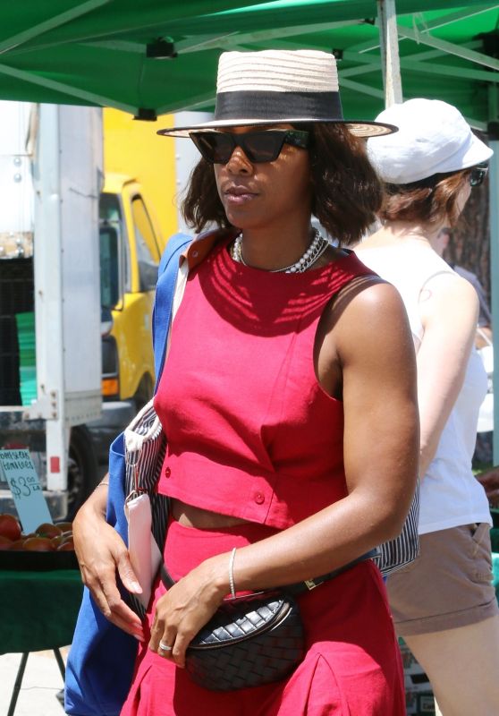 Kelly Rowland Signs Autographs During Sunday Market Stroll – LA 2025