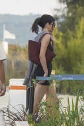 Kendall Jenner Arrives at Shellona Beach Club in Sleek Black – St. Tropez 2025