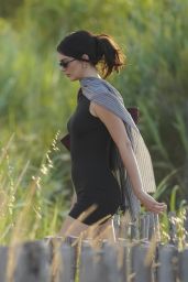 Kendall Jenner Arrives at Shellona Beach Club in Sleek Black – St. Tropez 2025