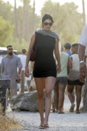 Kendall Jenner Arrives at Shellona Beach Club in Sleek Black – St Tropez 2025