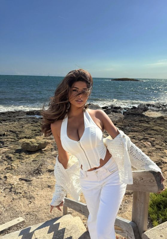 Komal Ilsanker: The Siren Song of Summer Style