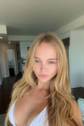 Kyla Dodds: Effortless Charm in Casual Summer Moments