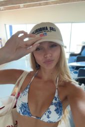 Kyla Dodds: Effortless Charm in Casual Summer Moments