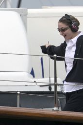 Madelyn Cline Leaves “Day Drinker” Set in Monochrome Ease – Spain 2025
