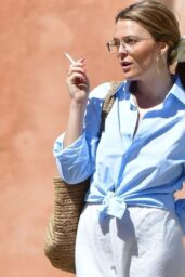 Maggie Rogers Embraces Laid-Back Chic in Venice – July 9, 2025