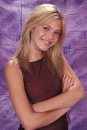 Mandy Moore Channels Bubblegum Edge at Bayfront Park, 1998