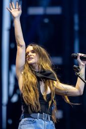 Maren Morris Delivers Rock-Chic Energy in Quebec