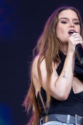 Maren Morris Delivers Rock-Chic Energy in Quebec