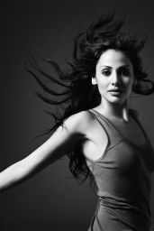 Natalie Imbruglia Unveils Velvet Minimalism in 2005 Shoot