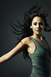 Natalie Imbruglia Unveils Velvet Minimalism in 2005 Shoot