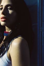 Natalie Imbruglia Unveils Velvet Minimalism in 2005 Shoot