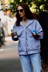 Natalie Portman Debuts Casual Chic on 