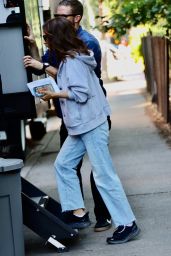 Natalie Portman Debuts Casual Chic on 