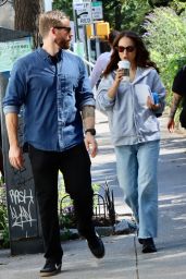 Natalie Portman Debuts Casual Chic on 