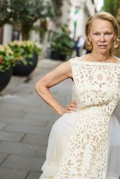Pamela Anderson’s Midweek Style Marathon