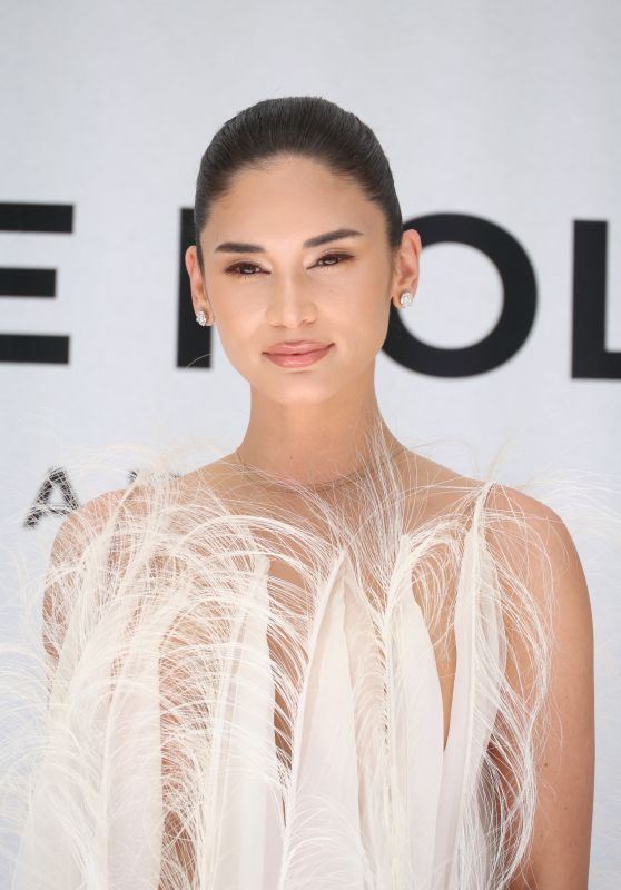 Pia Wurtzbach Debuts Ethereal Feathers at Stephane Rolland PFW, July 8, 2025
