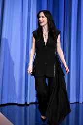 Rachel Brosnahan Debuts Punk-Tailored Chaos on Tonight Show