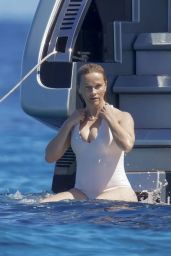 Reese Witherspoon: St. Tropez Swimside Serenity