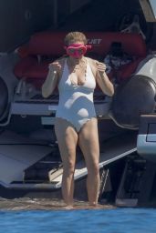 Reese Witherspoon: St. Tropez Swimside Serenity
