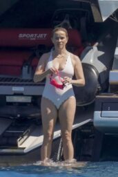 Reese Witherspoon: St Tropez Swimside Serenity